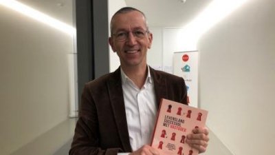 Dewaele schrijft boek