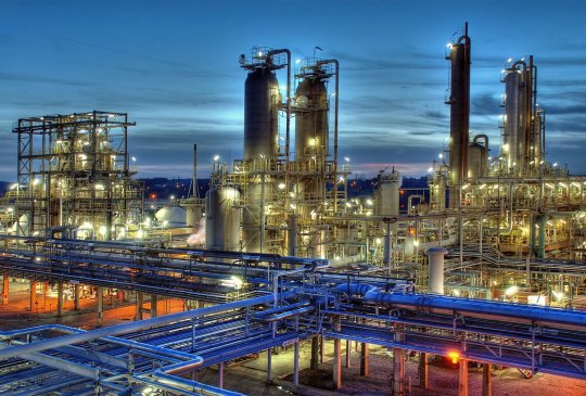 De site van Vynova in Tessenderlo bij nacht – Copyright Vynova