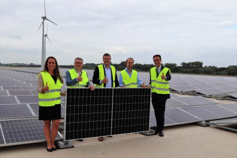 Het laatste zonnepaneel wordt gemonteerd