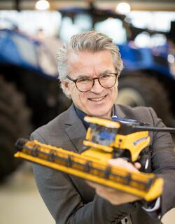 CNH Zet De Erfenis Van Leon Claeys In Zedelgem Succesrijk Verder Made In cnh-zet-de-erfenis-van-leon-claeys-in-zedelgem-succesrijk-verder-made-in