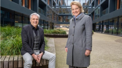 CEO van IBM Client Innovation Center Joan Van Loon en schepen Erica Caluwaerts