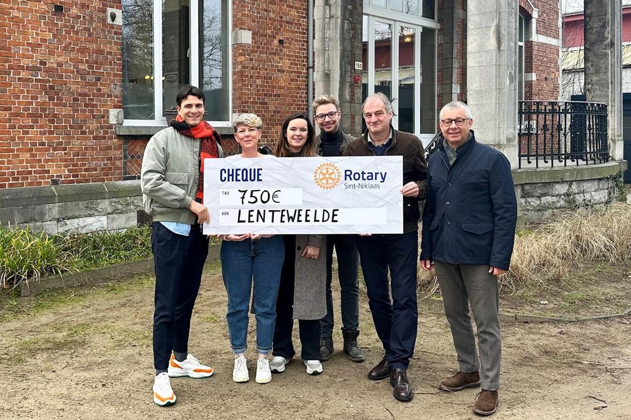 Rotary overhandigt 750 euro aan peter Conner Rousseau voor zomerkampen ...