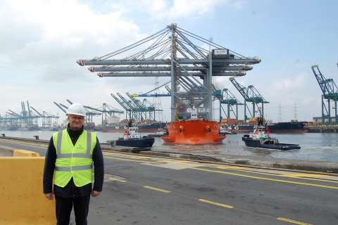 CEO van DP World Antwerp Gateway Dirk Van den Bosch is blij dat de nieuwe kranen zijn aangekomen, mits enkele weken vertraging. — © dvk