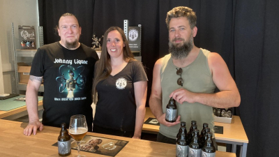 Johnny Ramaekers, distributeur bij Johnny Liquor met zijn medewerker Katleen Rits, en Tsjerk Raeymaekers van Brouwerij Sweynbeer. &mdash; &copy; IF