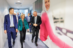 Imec bezoek: Alexander De Croo, Ursula von der Leyen en CEO Luc Van den hove. Foto: EPA EFE