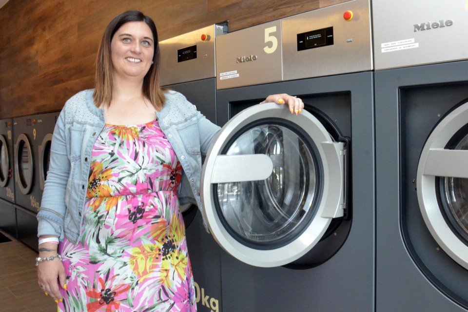 Nagelnieuwe wassalon van Noémie (36) is niet alleen gezellig, dankzij speciale ozonmachine Nagelnieuwe wassalon van Noémie (36) is niet alleen gezellig, dankzij speciale ozonmachine