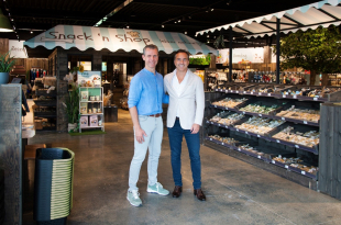 Kevin Massart en Dean Richmond in een vestiging van Cats & Dogs