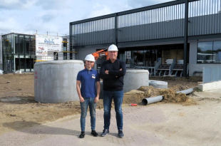 Store manager Luc Schikanowsky en Frank Christant, grote baas van Jysk in België en Nederland, op de werf van de nieuwe en grootste winkel. Foto: JAA