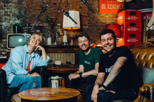 Fien Germijns, de eerste gast, samen met Mathias Vertessen en Nick Daelemans van Kleir. Foto: 50 Koffies