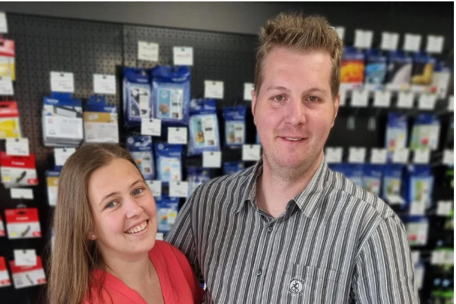 Nieuwe zaakvoerders van kantoorspecialist New Van Heukelom organiseren stockverkoop