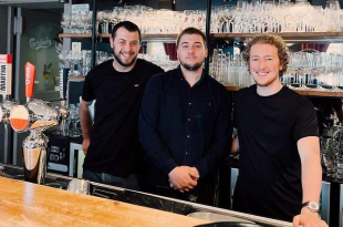 Dries, Yonas en Wout achter de toog van de Barbier