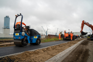 Bouwvakkers bij de elektrische aanleg van een nieuw fietspad in de Antwerpse haven.