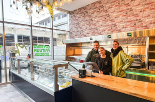 Uitbaters van Mikey’s Place openen frituur en brasserie tegelijk