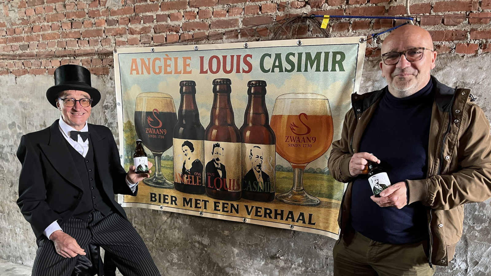Brouwer Bert Soete (rechts) en een man in historisch kostuum (lokale gids Jan) poseren voor een banner met de drie bieren: Ons Angèle, Onze Louis, Onze Casimir.