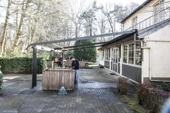 Het terras wordt helemaal schoongemaakt