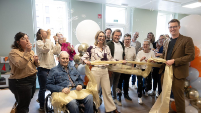 Voor de offici&euml;le opening van het kinderdagverblijf ontwarren Kelly Verheyen en Hannes Anaf een gouden strik.