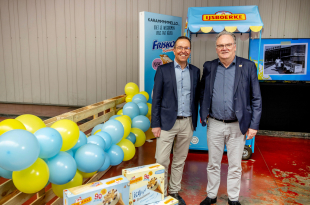 Managers Hendrik Colpaert en Jef Segers lanceren mee de negentigste verjaardag van IJsboerke in Tielen. © JOREN DE WEERDT