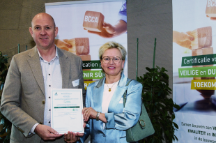 Guy Martens en Hilde Van Hasselt namen met trots het zilveren certificaat in ontvangst. © rr