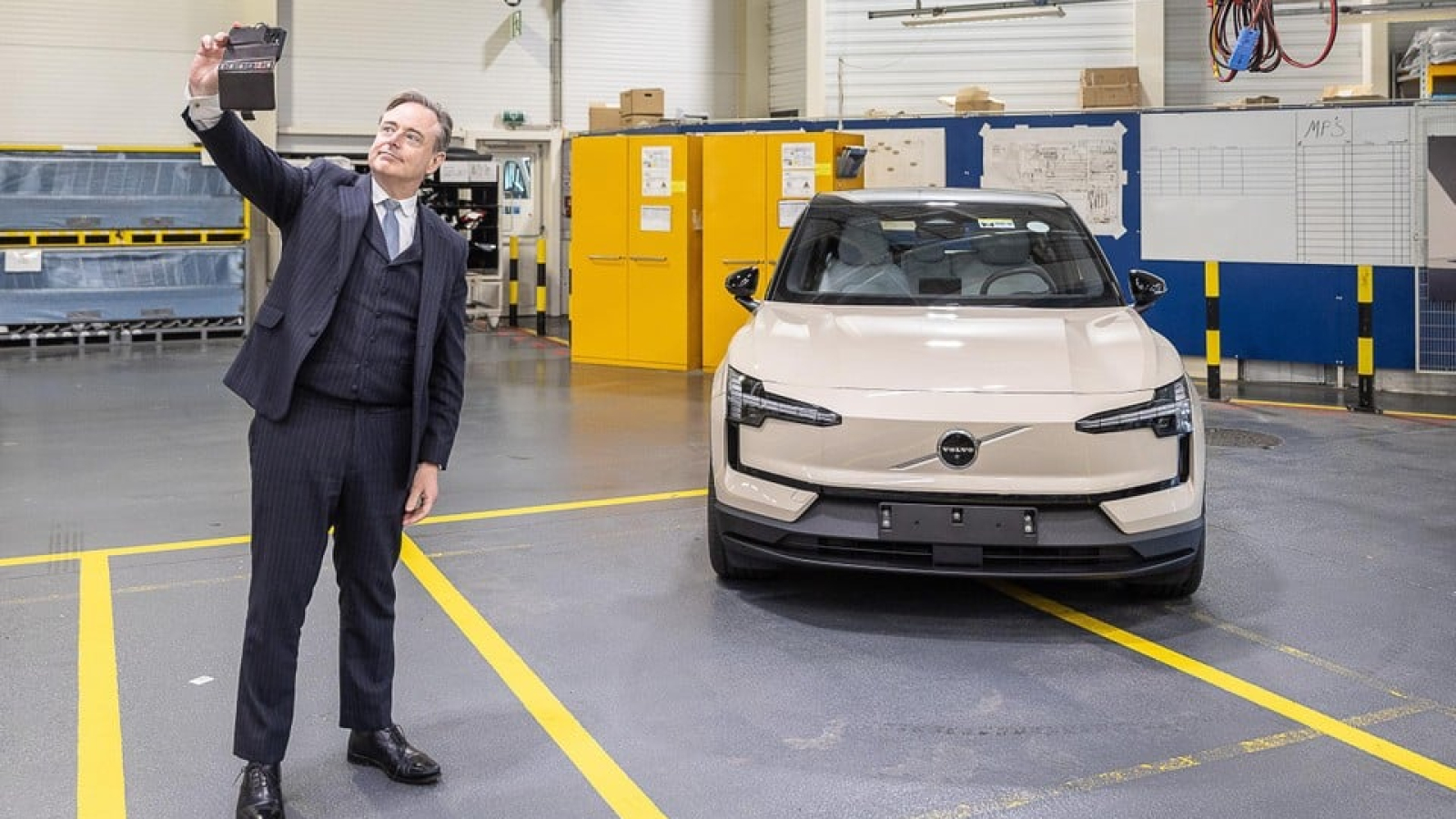 Premier Bart De Wever was duidelijk onder de indruk van het nieuwe model en ging ermee op de foto