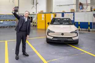 Premier Bart De Wever was duidelijk onder de indruk van het nieuwe model en ging ermee op de foto