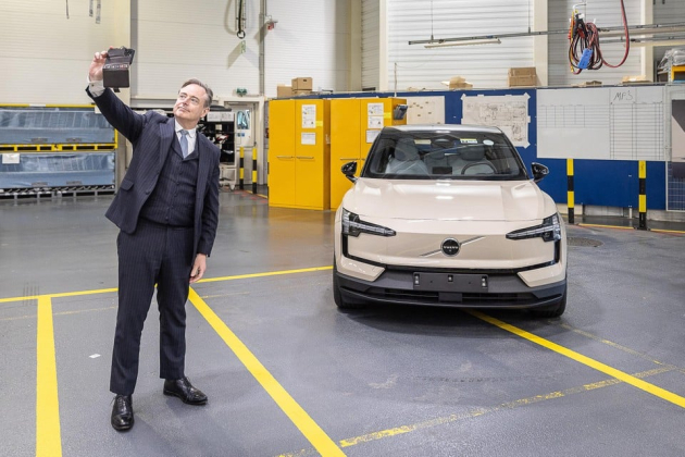 Premier Bart De Wever was duidelijk onder de indruk van het nieuwe model en ging ermee op de foto
