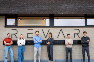 Zes teamleden van Revar poseren voor de praktijkgevel.