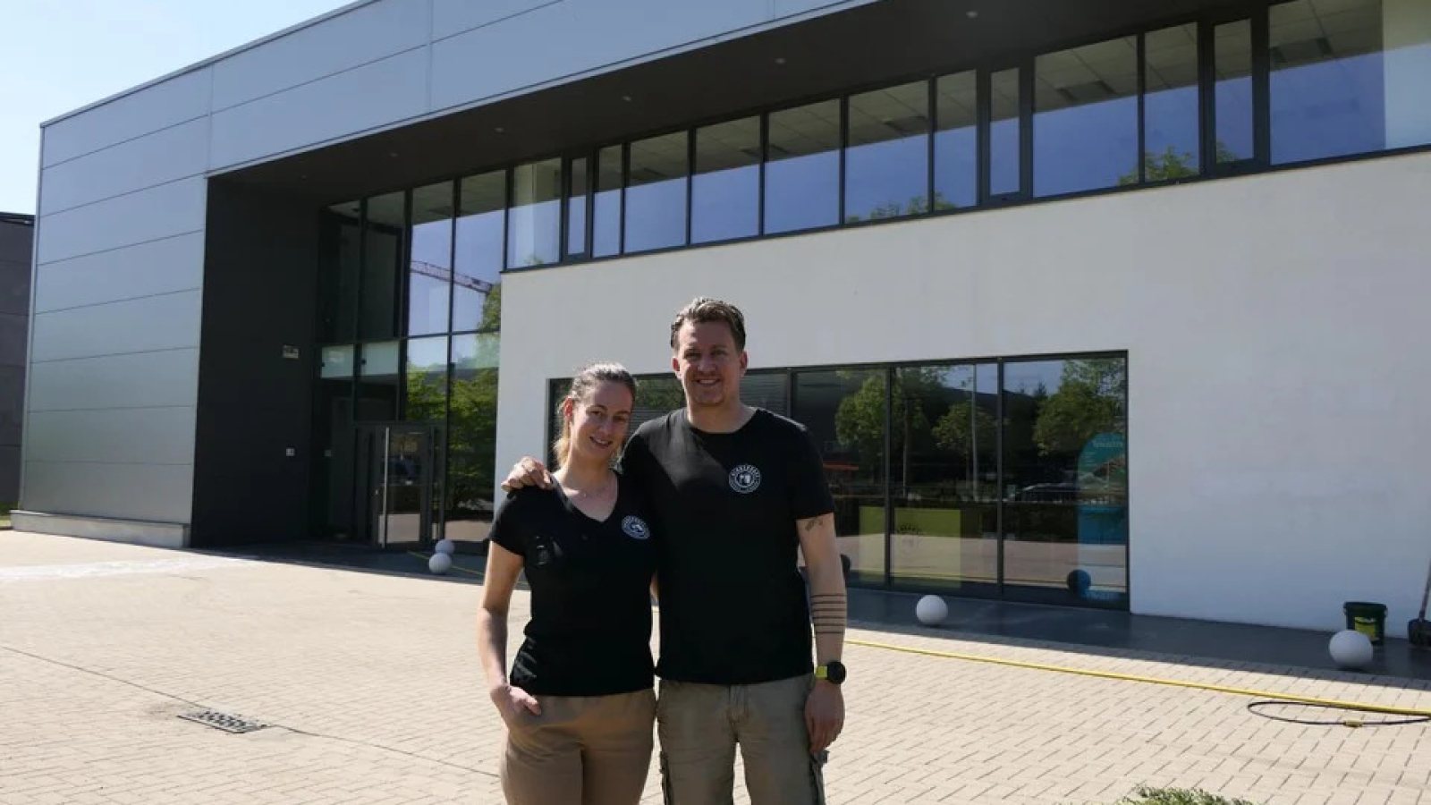 Romy en Nicolas aan de nieuwe vestiging van Dranken Hinderdael
