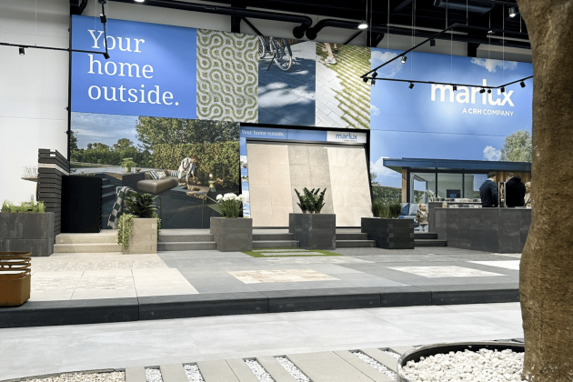 Inspirerende opstelling van buitentegels, klinkers en terrasmaterialen in de nieuwe showroom van Bouwmaterialen Van Herck in Herenthout.