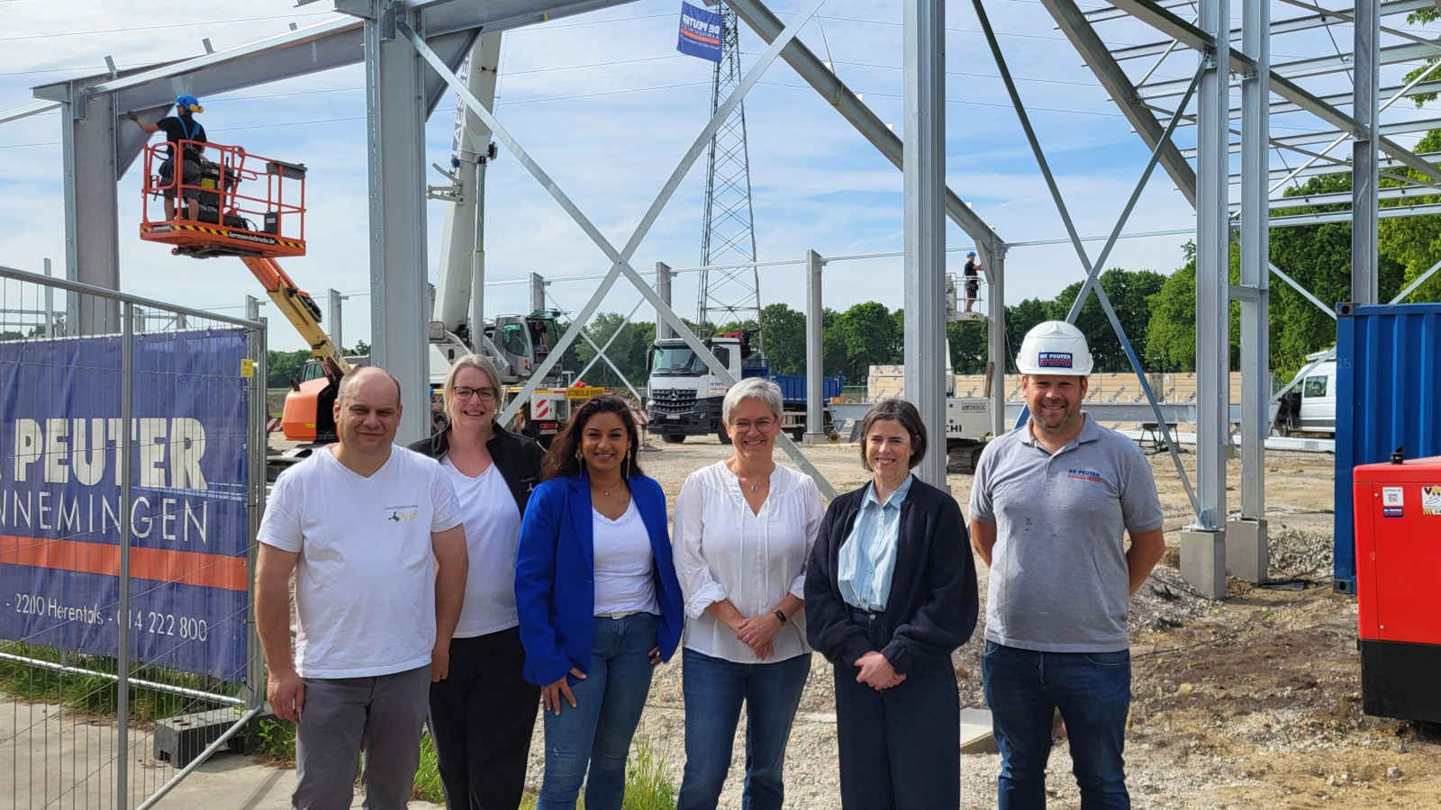 Gert Van de Ven en An Schellekens van Hooibeekhoeve, gedeputeerde Jinnih Beels, directeur van Hooibeekhoeve Ilse Van den Broeck, Ilse Creemers van provincie Antwerpen en Stein Jannes van aannemingen De Peuter inspecteren de voortgang van de bouw.