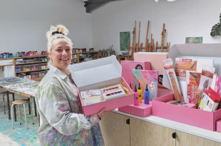 Sharon Van Cleuvenberg steekt alle benodigdheden in de pakketten om thuis een schilderij te maken.