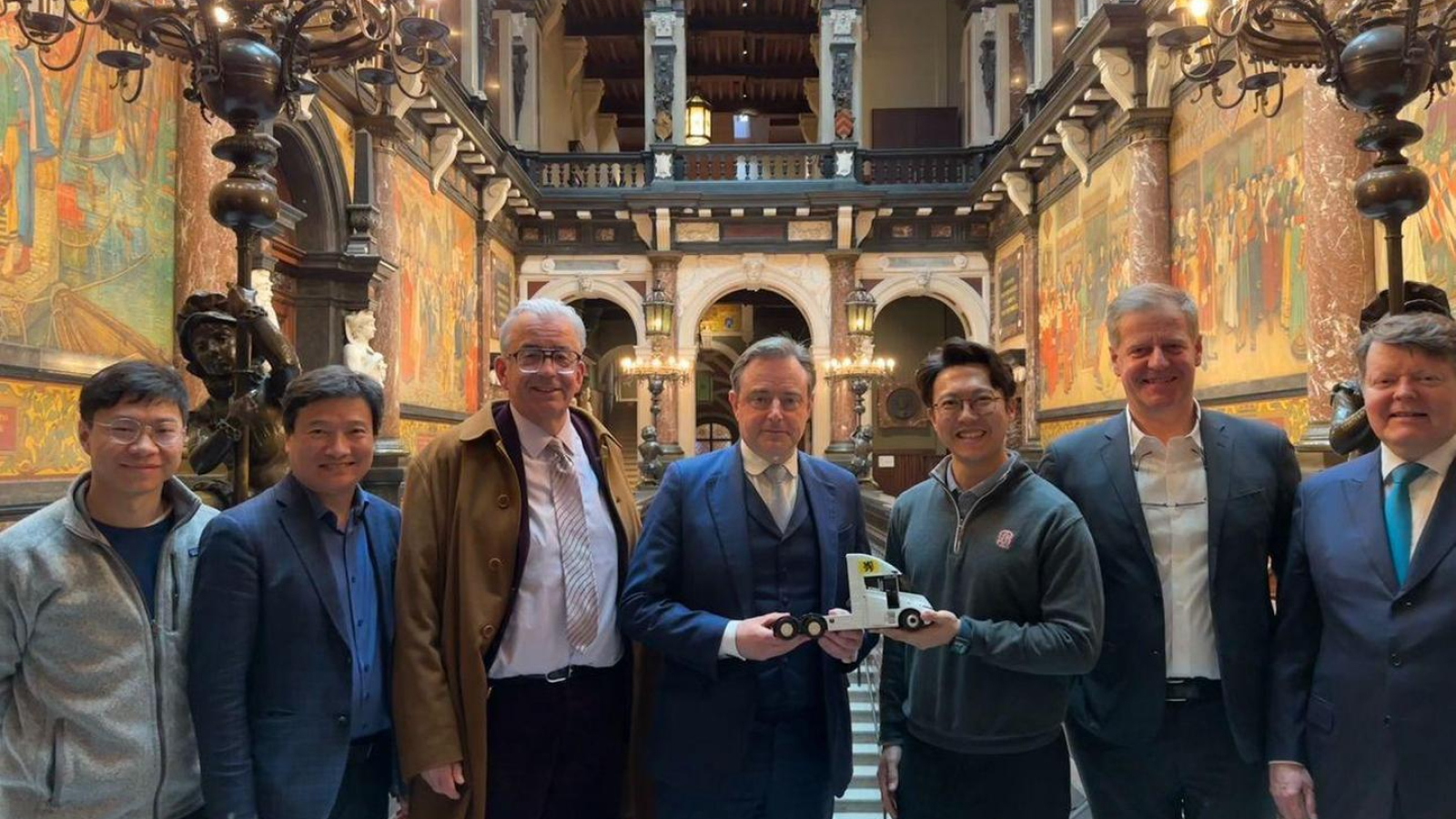 Wen Han werd door toenmalig Antwerps burgemeester Bart De Wever ontvangen op het stadhuis