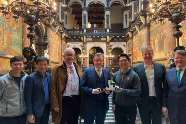 Wen Han werd door toenmalig Antwerps burgemeester Bart De Wever ontvangen op het stadhuis