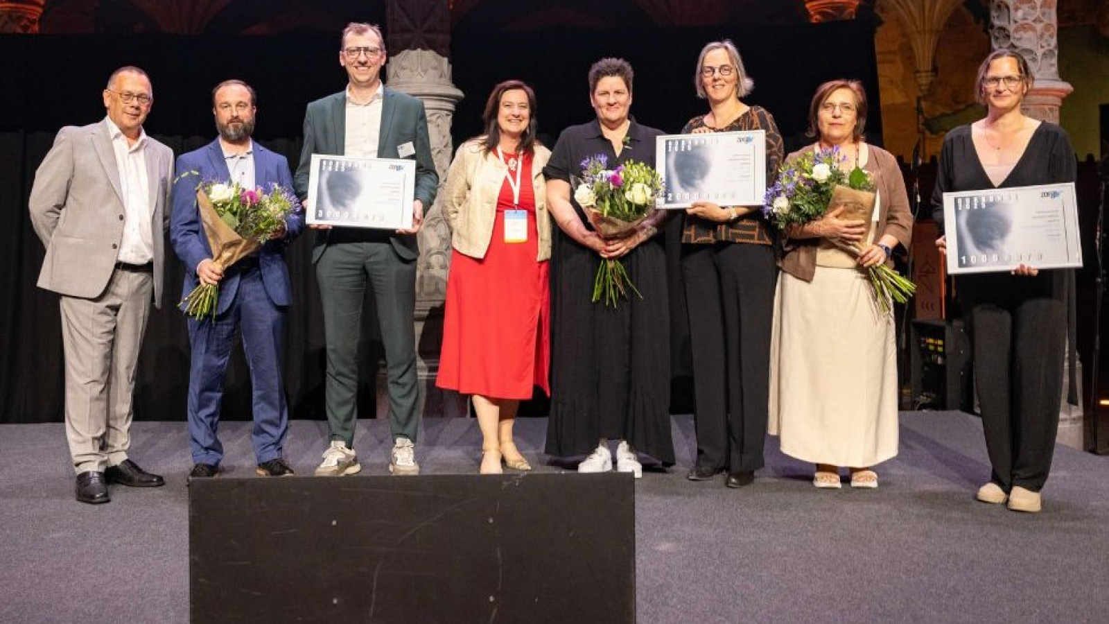 Alle vertegenwoordigers van de drie Kempense zorgvoorzieningen op één foto tijdens de prijsuitreiking in de handelsbeurs in Antwerpen.