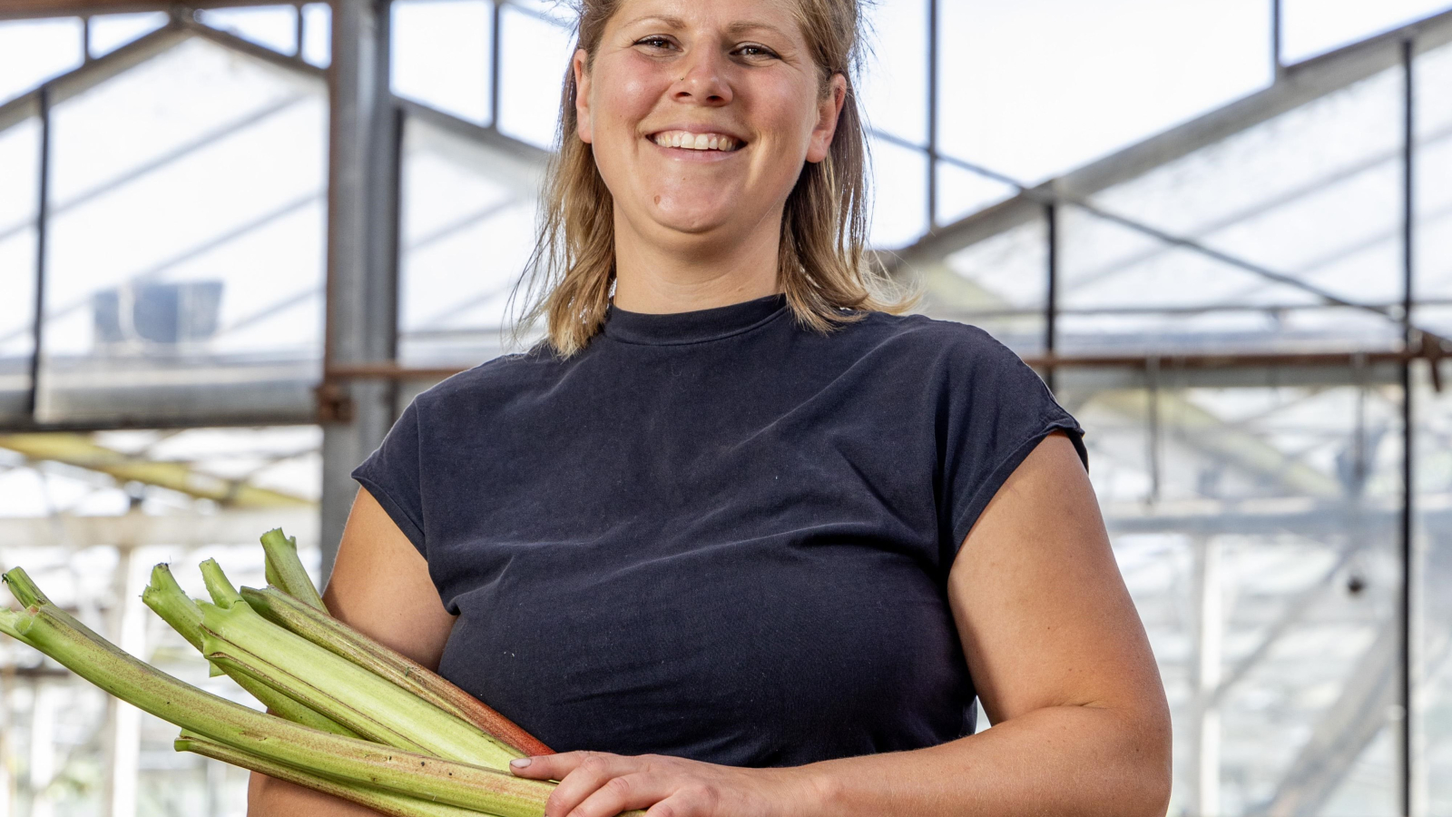 nina op het veld kopfoto