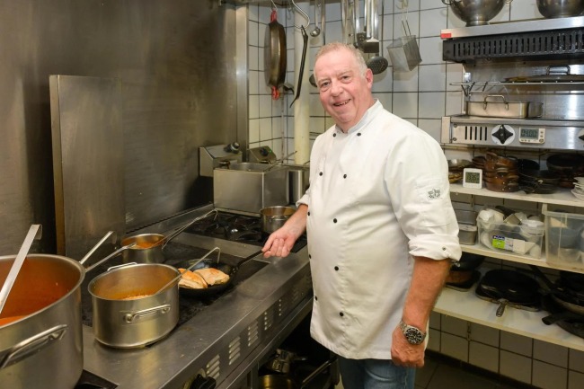 Chef-kok Nico Heggerick in zijn keuken