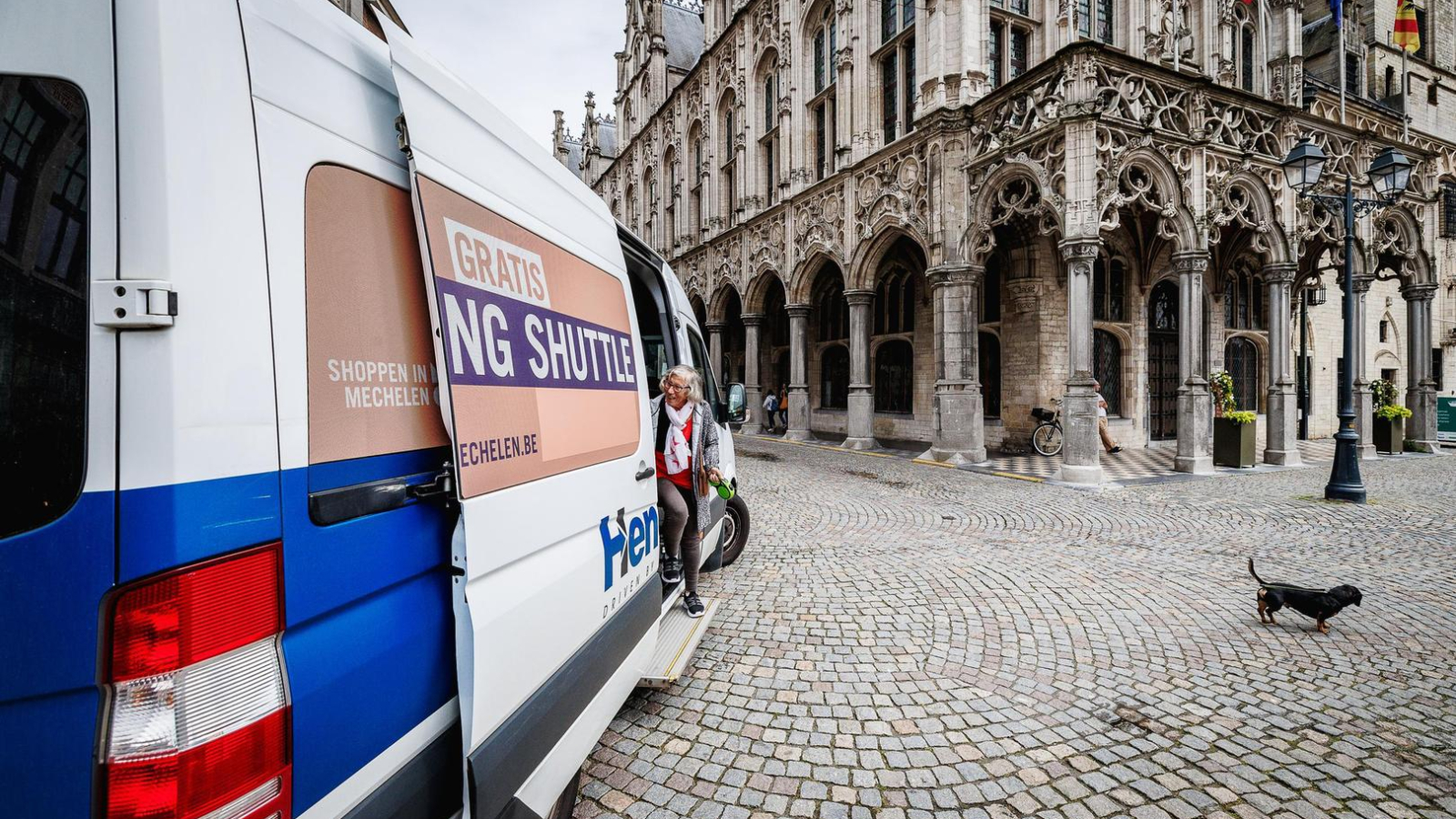 Een van de shopping shuttles pendelt tussen de Grote Markt en een gratis randparking aan De Nekker_