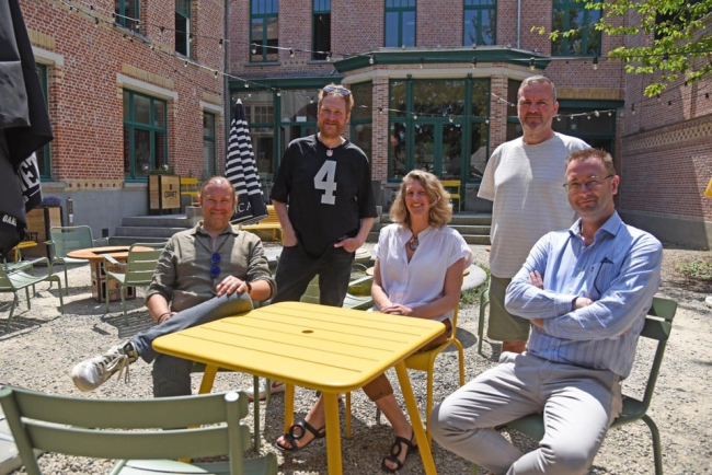 Het stadsbestuur en de directeur van cultuurcentrum Belgica