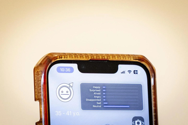 Op zijn smartphone toont Mario wat de drager op de slimme bril te zien krijgt