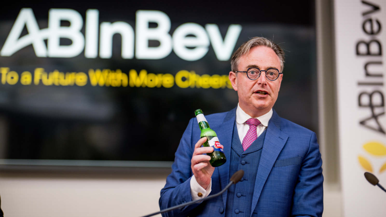 Premier Bart De Wever klinkt op het 25-jarig jubileum van brouwerij AB InBev op de Brusselse beurs