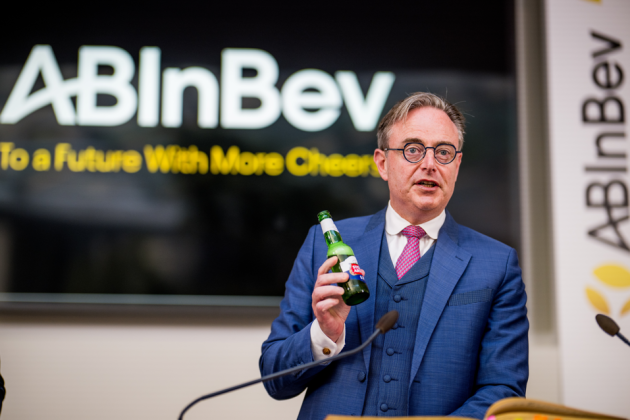 Premier Bart De Wever klinkt op het 25-jarig jubileum van brouwerij AB InBev op de Brusselse beurs