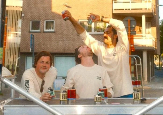 Tor, Edouard en Milan op de lancering van Bluts