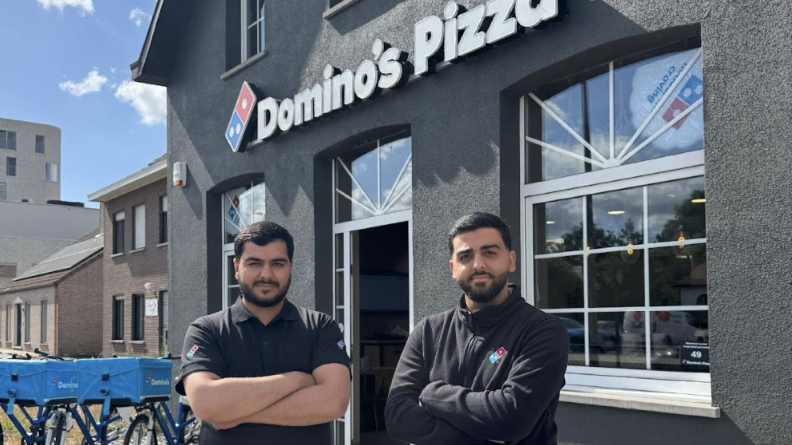 Osman Yasarlar (rechts) runt op de Turnhoutseweg in Beerse samen met zijn broer Yusuf het nieuwe filiaal van Domino’s Pizza.