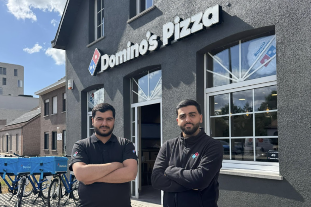 Osman Yasarlar (rechts) runt op de Turnhoutseweg in Beerse samen met zijn broer Yusuf het nieuwe filiaal van Domino’s Pizza.