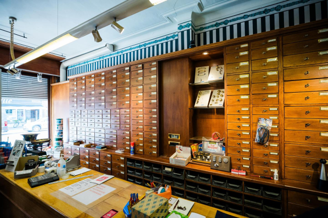De grote schuivenkast in Gerhards winkel