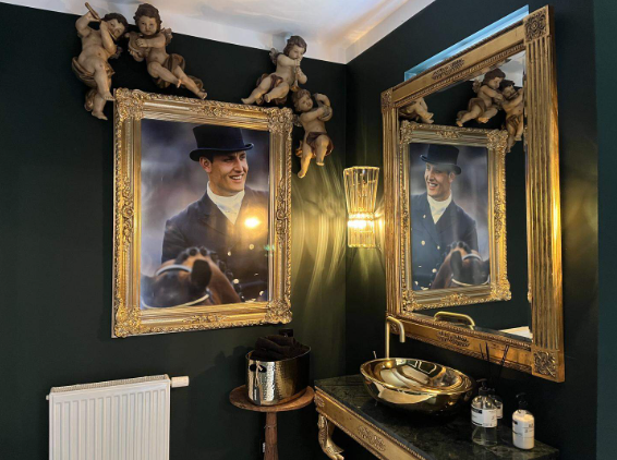 In het toilet van Seenn hangt een foto van Franks’s overleden echtgenoot Arjen Teeuwissen In het toilet van Seenn hangt een foto van Franks's overleden echtgenoot Arjen Teeuwissen