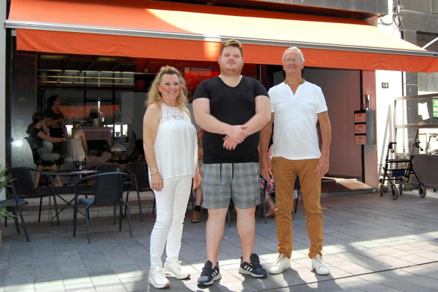 Nickola Huybens wordt geflankeerd door mama Dominique en papa Regi voor het terras van brasserie Balou