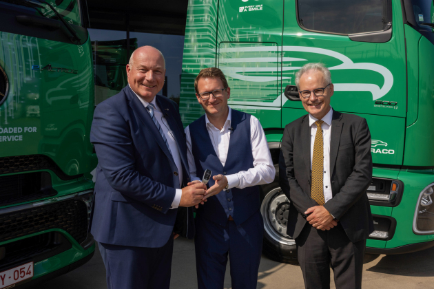 Eutraco met Vincent Yserbyt (Ghistelinck Autobedrijven), Serge Gregoir (EUTRACO), Peter Brock (Daimler Truck Financial Services Belgium)