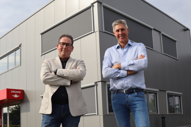 Frank en Martin voor het pand kopie