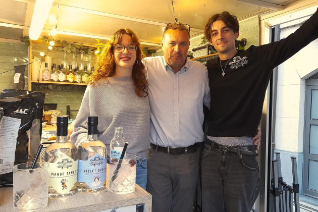 Gino en zijn pluskinderen Lotje en Gilles bedachten twee nieuwe gins