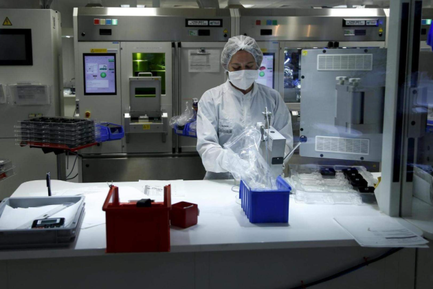 Een werknemer in het laboratorium van Biocartis in Mechelen.